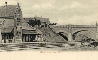 11899 Gezicht op het station van de H.IJ.S.M. (Hollandsche IJzeren Spoorweg-Maatschappij) te Rhenen, met rechts het ...